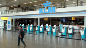 Flughafen Amsterdam Schipol KLM Check-in Foto iStock Livinus.jpg